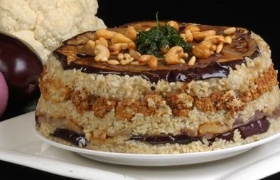 بالفيديو: طريقة عمل "مقلوبة بالدجاج" من المطبخ الفلسطيني