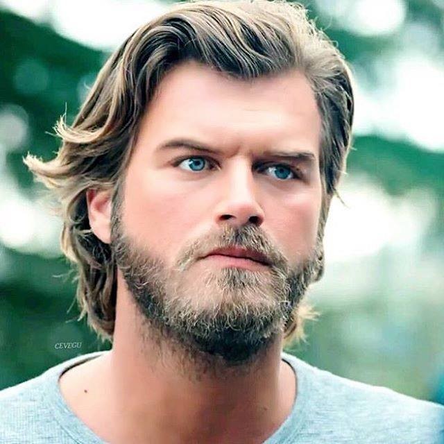 شاهد: كيفانش تاتليتوغ ينشر صورة رومنسية مع زوجته لمناسبة عيد زواجهما الثالث