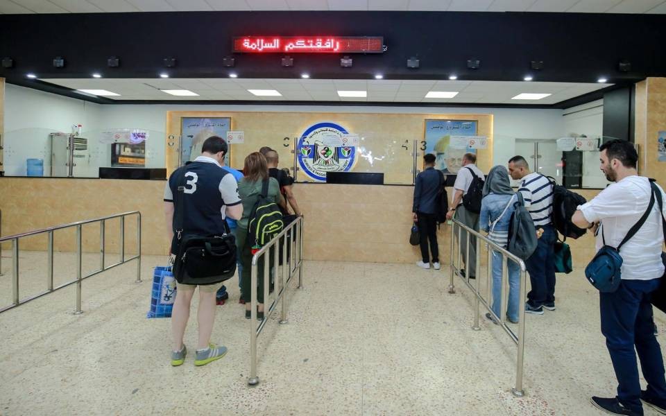 الاحتلال يمنع 18 فلسطينيًا من السفر عبر الكرامة