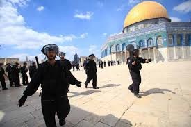 الاحتلال يبعد سيدة عن المسجد الأقصى ويقتحم سلوان