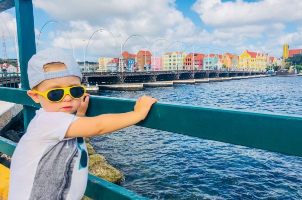 شاهد بالصور: "طفل" يزور أكثر من عشرين دولة "بالعالم" بسبب روتين "الحياة القاتل"