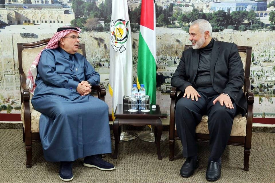 بالصور: هنية يلتقي العمادي في مكتبه بغزّة