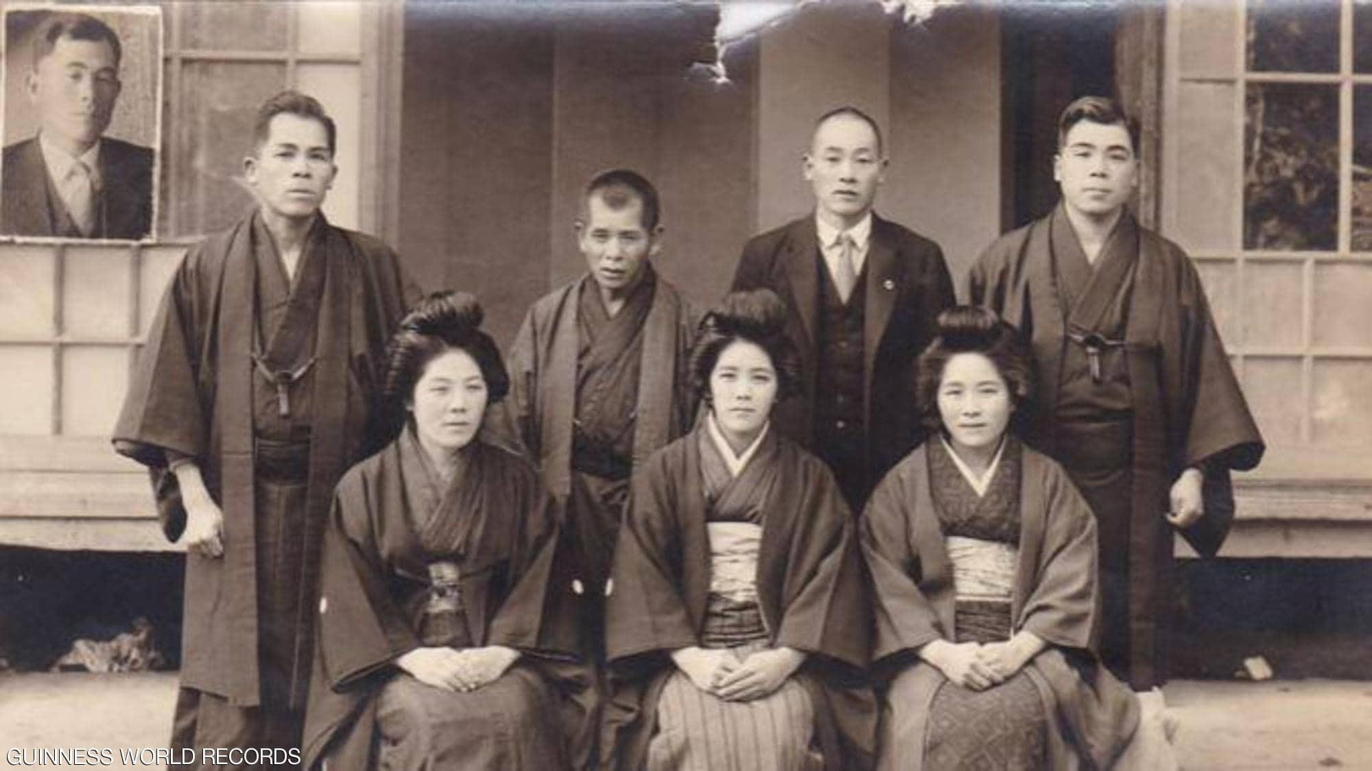 بالصور: أكبر امرأة في العالم تدرس الحساب يوميا