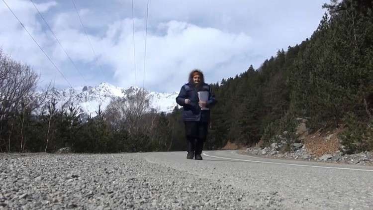 بالفيديو: مسنة "روسية" في الـ 82 من عمرها تواصل عملها الشاق!