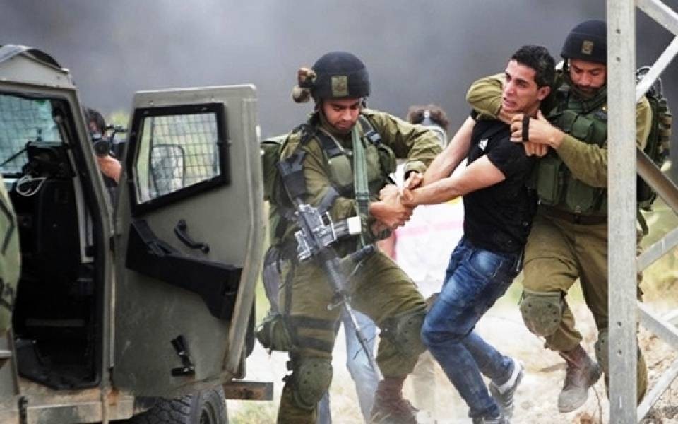 الحكم بالسجن على 3 جنود لاعتدائهم على فلسطينيين