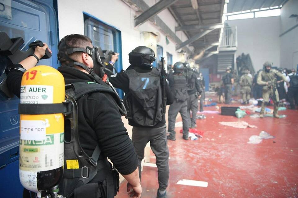 وحدات القمع تقتحم قسم الأسرى في سجن "هداريم"