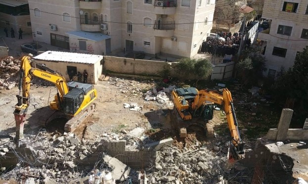 هدم مبنى قيد الإنشاء تابع لمدرسة في مخيم شعفاط