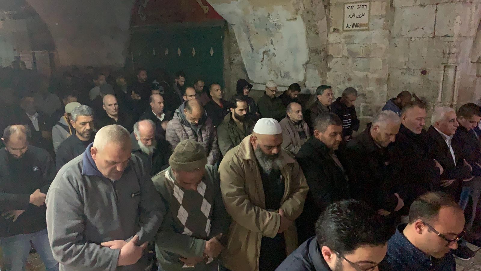 عشرات المقدسيين يؤدون صلات الجمعة أمام المتاجر المهدمة بسلوان