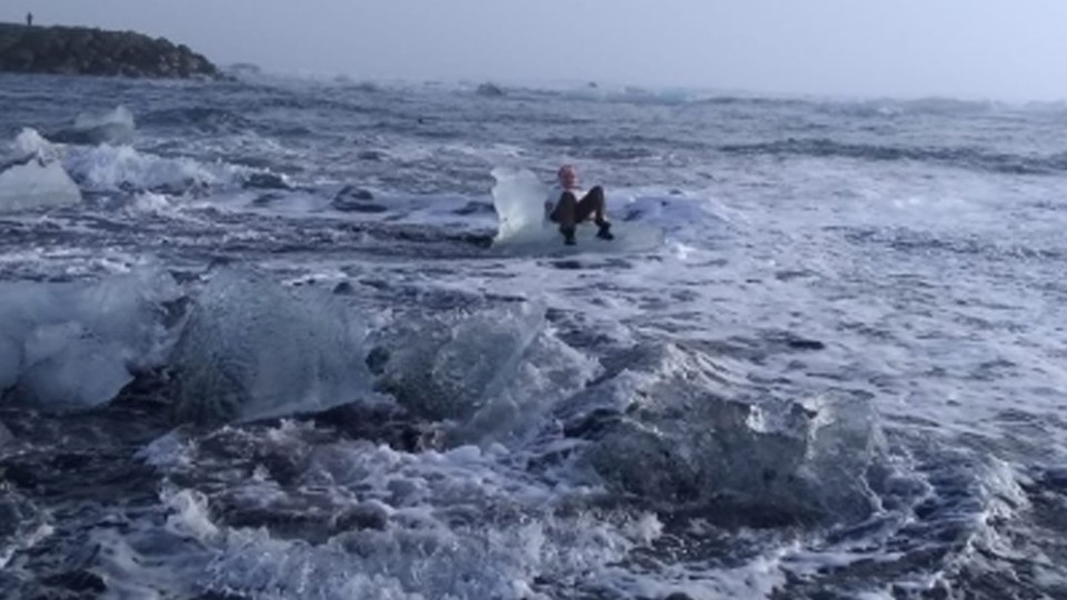 صورة: "ملكة الجليد" نسيت نفسها وأنقذها خفر السواحل بآخر لحظة