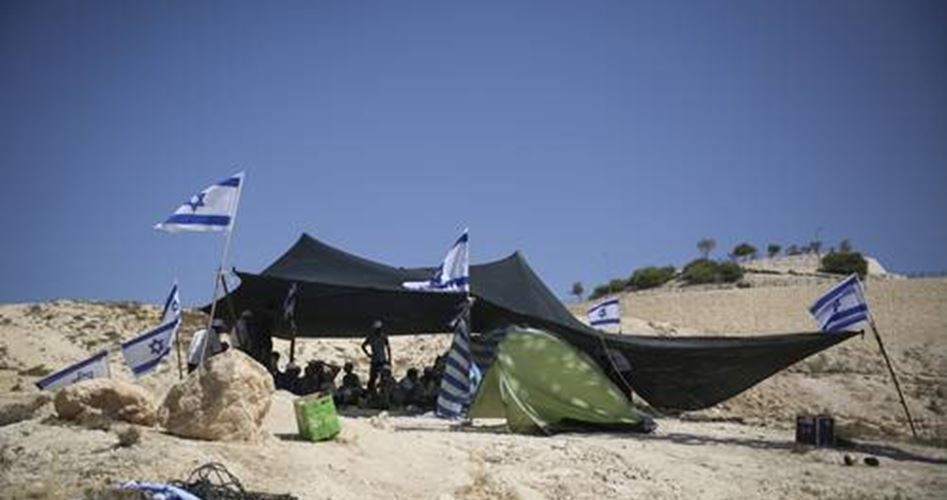 مستوطنون ينصبون خيامًا على أراضي المواطنين شمال الخليل