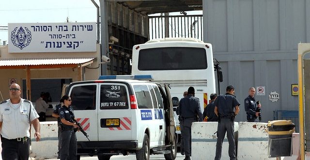 أسير فلسطيني يحاول طعن سجان في سجن النقب