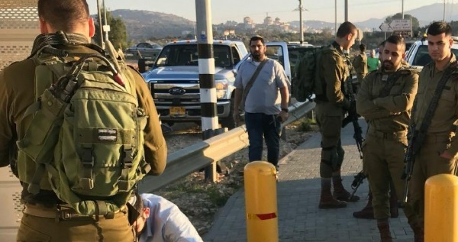 شاهد: الاحتلال يعتقل شابًا بزعم محاولته تنفيذ عملية طعن قرب مستوطنة "كريات أربع"