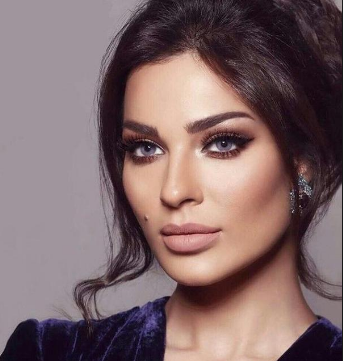 شاهدوا: فستان نادين نجيم "إطلالة" مثيرة تخطف الأنفاس وتُحدث "ضجة"