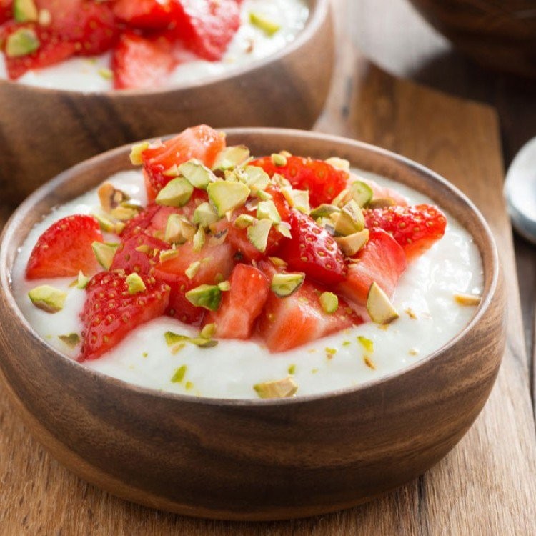 طريقة تحضير "حلى الزبادي" بالفراولة والفستق الحلبي