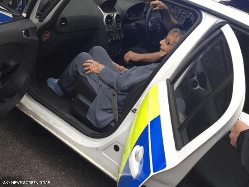 شاهدوا: السبب غريب جداً الشرطة تعتقل امرأة عمرها "104" أعوام