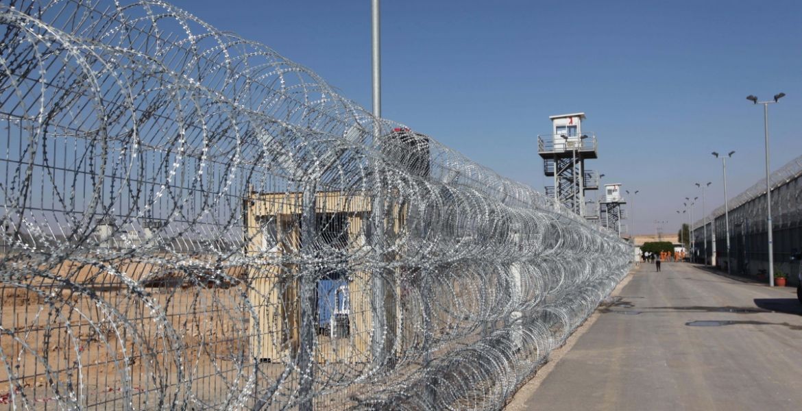 تفاقم معاناة الأسرى في سجن "النقب" بسبب الاكتظاظ 