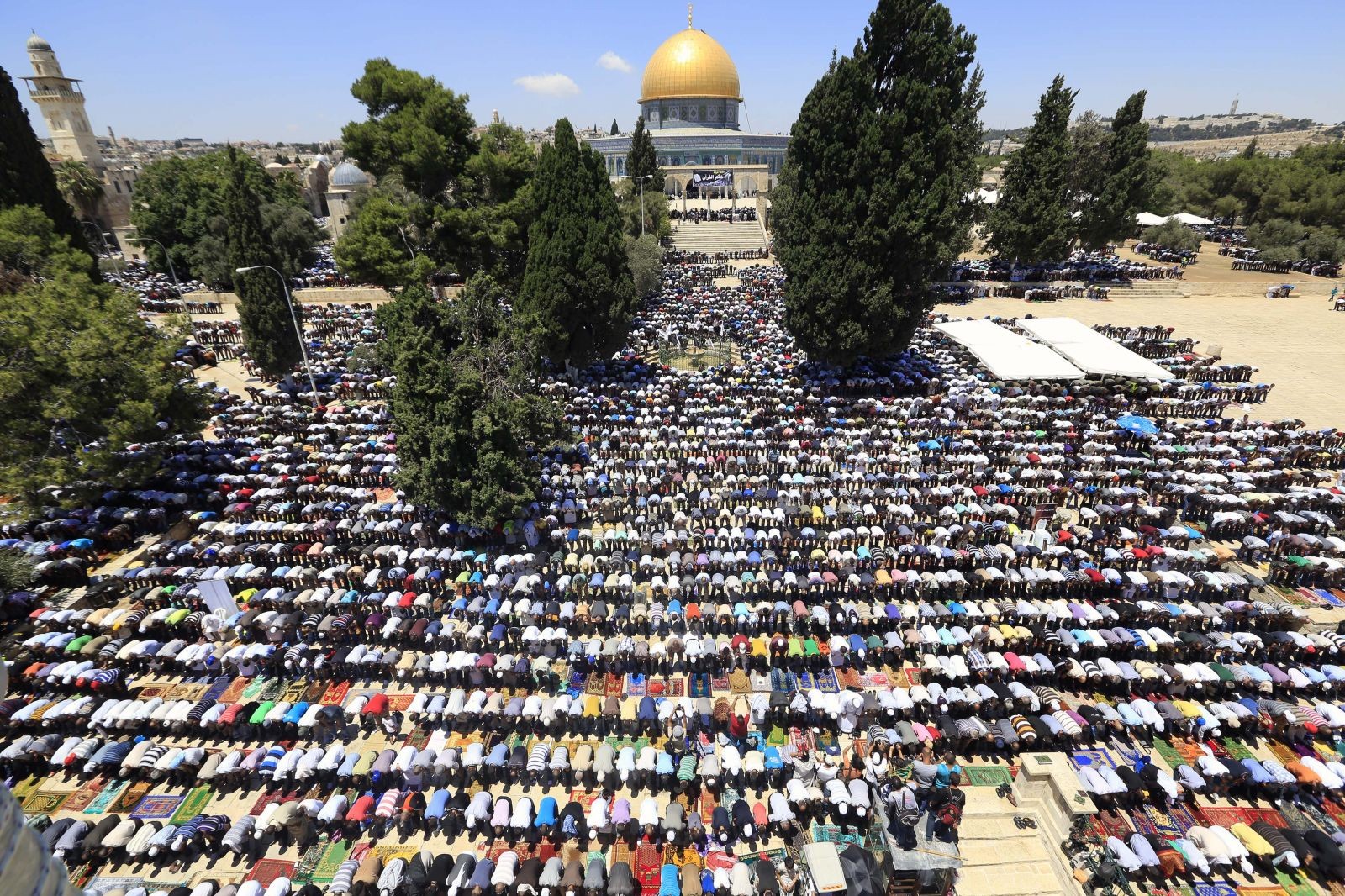 أكثر من 40 ألفاً يؤدون الجمعة في رحاب المسجد الأقصى