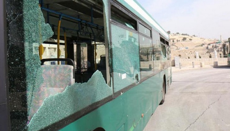 شبان مقدسيون يرشقون حافلات المستوطنين بالحجارة