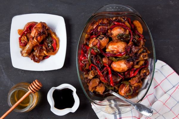 بالفيديو: طريقة عمل " طاجن دجاج" بصوص الثوم