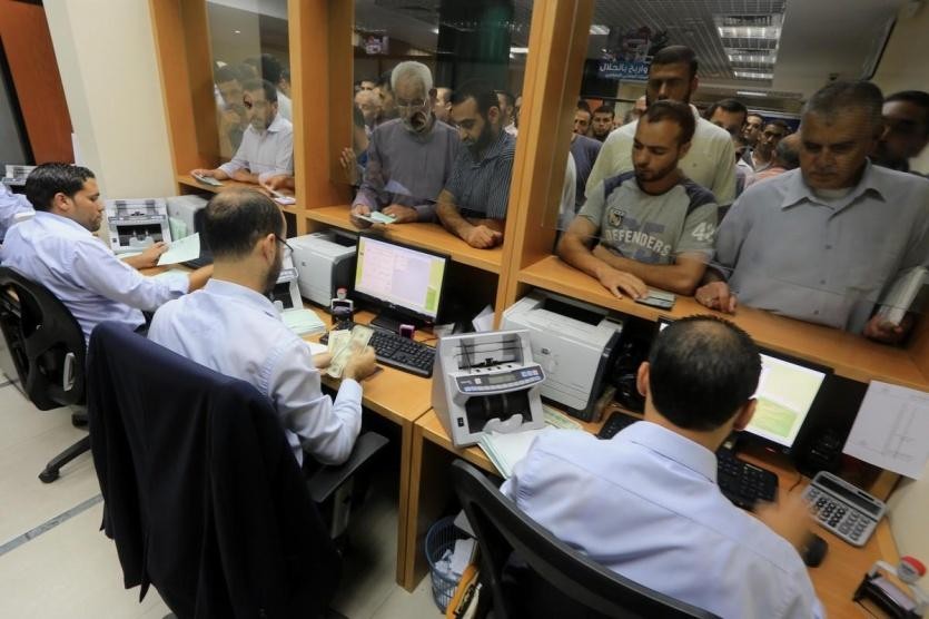 مالية غزّة تعلن صرف رواتب الموظفين وغير المستفيدين من المنحة القطرية