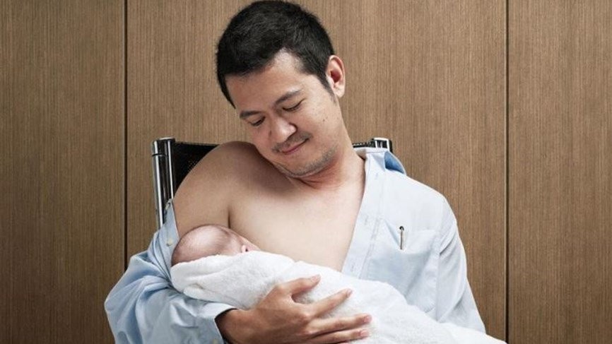 شاهدوا: "واخيراَ" يمكن "للآباء" إرضاع أبنائهم