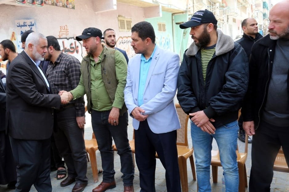 هنية والنخالة يُعزيّان بوفاة شقيق القيادي سمير المشهراوي