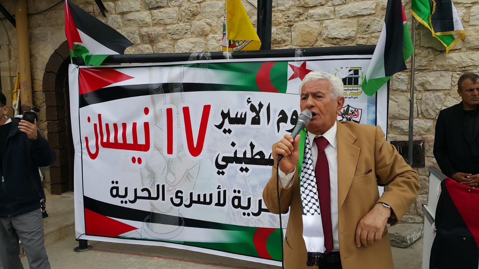 بالصور: إحياء يوم الأسير الفلسطيني في مدرسة الجزائر بالخليل