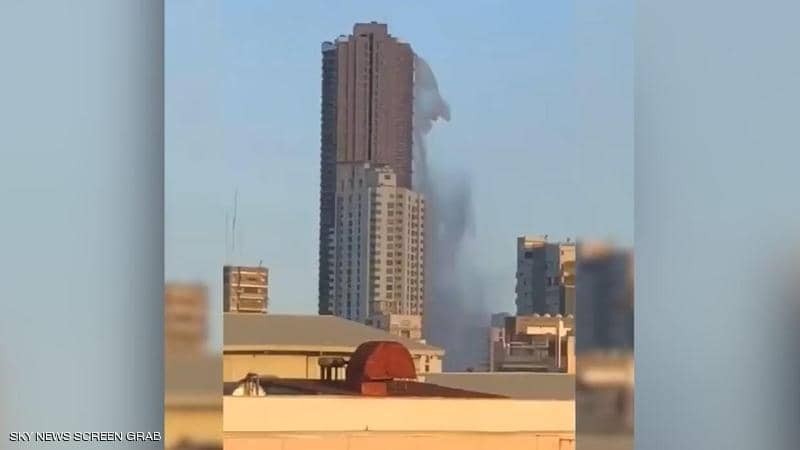 بالفيديو: بفعل الزلزال "شلال مياه" فوق بناية