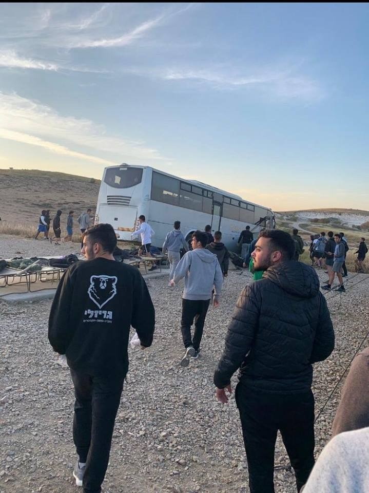 قتيل وإصابات إثر انقلاب حافلة إسرائيلية في النقب المحتل