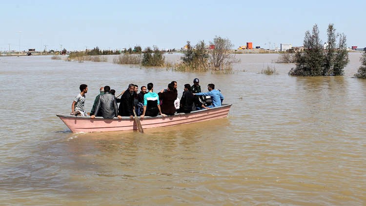 بالصور:  "السيلفي" الأخيرة قبل الغرق في "فيضانات" إيران