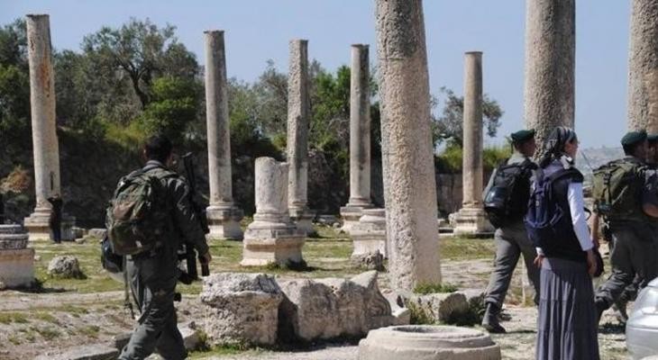 عشرات المستوطنين المتطرفين يقتحمون الموقع الأثري لبلدة سبسطية