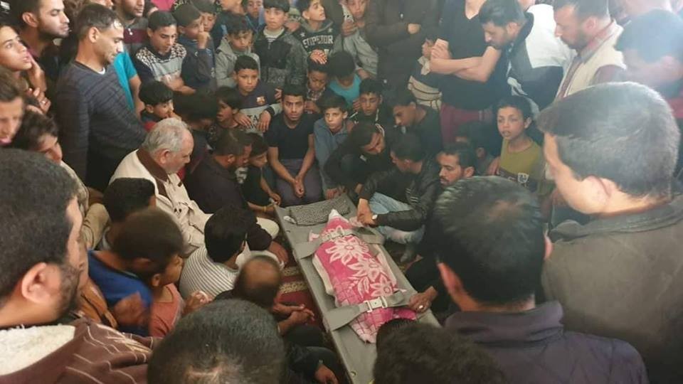 بالصور: جماهير غفيرة تُشيّع جثمان الطفل "شقفة" برفح