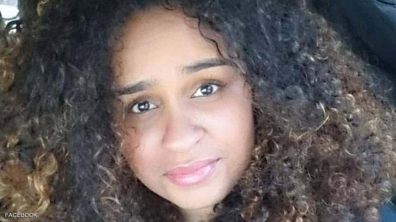 ماحدث أغرب من الخيال "أرضعت طفلتها" بسيارتها فلم ترحمها "الشرطة"