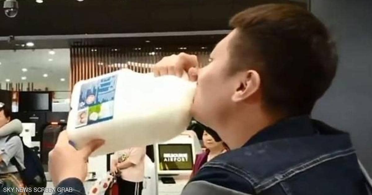 شاهدوا بالفيديو: صيني يتحدى مطارا "أستراليا" بقنينة حليب