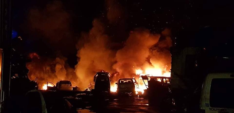 نشوب حريق ضخم في "مشطب" للسيارات غرب جنين