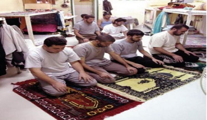 الأسرى يؤدون صلاة الجمعة جماعة في ساحات الأقسام