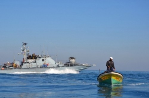 زوارق الاحتلال تستهدف مراكب الصيادين في بحر شمال غزّة