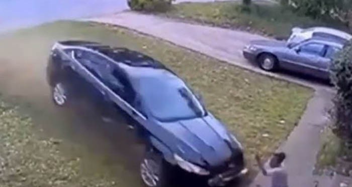 بالفيديو: معجزة حقيقية تنقذ "طفلة" دهستها سيارة بسرعة جنونية!