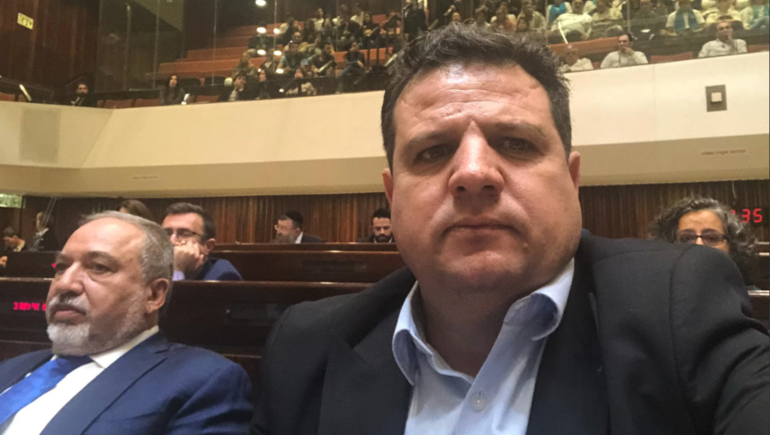 شاهد بالفيديو: ليبرمان يرفض مصافحة أيمن عودة!