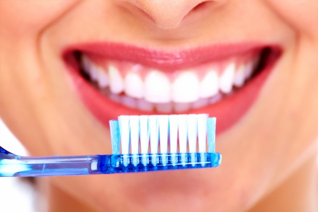 تخلص منها : عادات خاطئة تدمر "أسنانك"