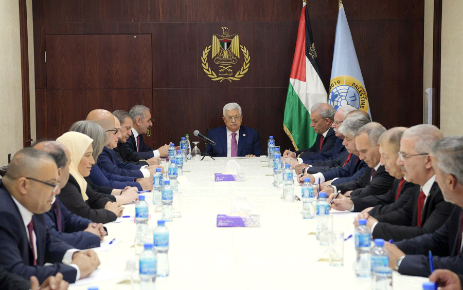 هذا ما بحثه الرئيس عباس خلال اجتماعه الأول مع الحكومة الفلسطينية الجديدة