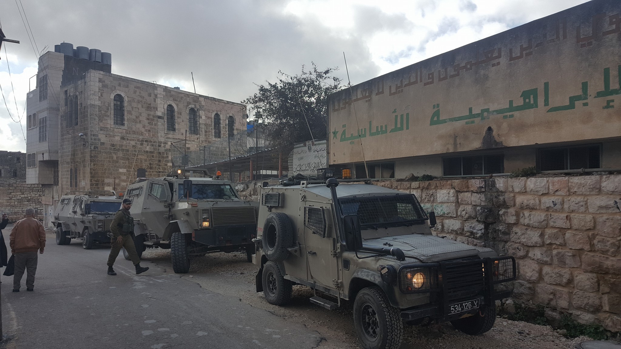 الاحتلال يخلي المدرسة الإبراهيمية بحجة العثور على جسم مشبوه