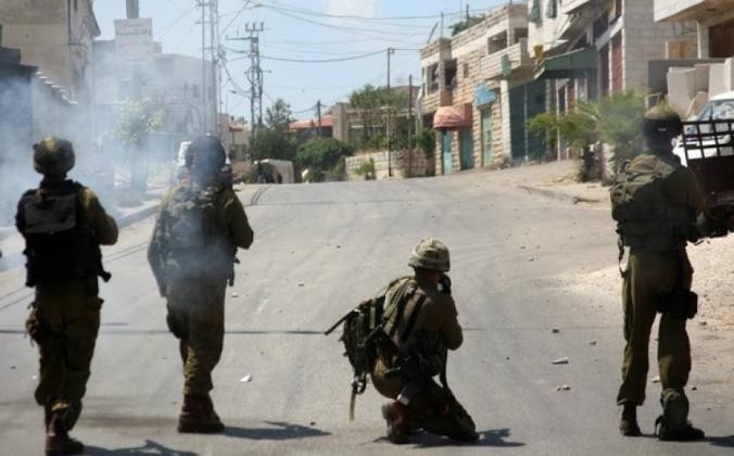 إصابة شاب بقنبلة غاز بوجهه شمال شرق جنين