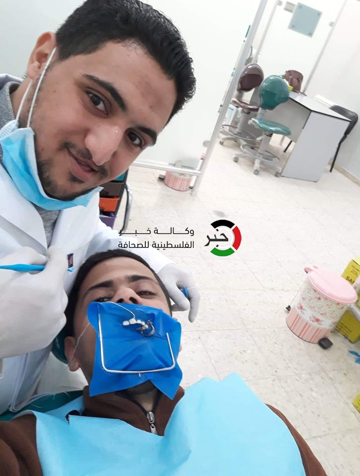 صور: مُتحدياً مشكلة خلقية.. طبيب أسنان من غزّة قرر مداواة نفسه