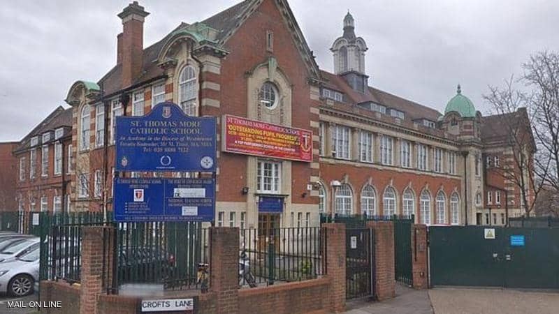 لندن: لا يقرأ ولا يكتب عُيّن "مدرساً"