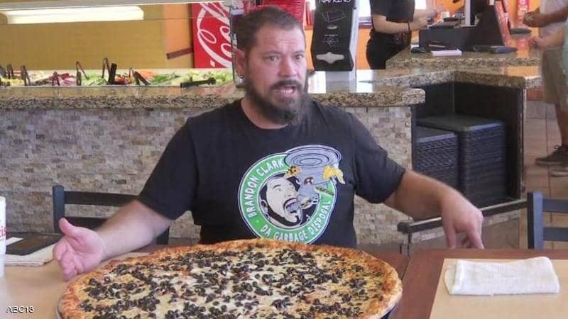 تحدِ مثير.. التهم هذه "البيتزا" وستحصل فوراً على 500 دولار