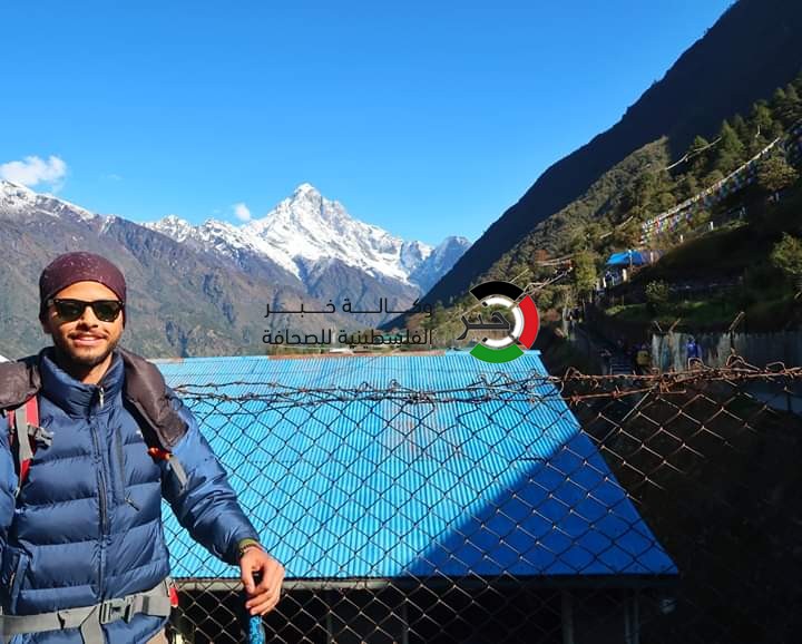 شاهد بالصور: شاب من غزّة يتسلق جبل "إفرست" شمال الهند