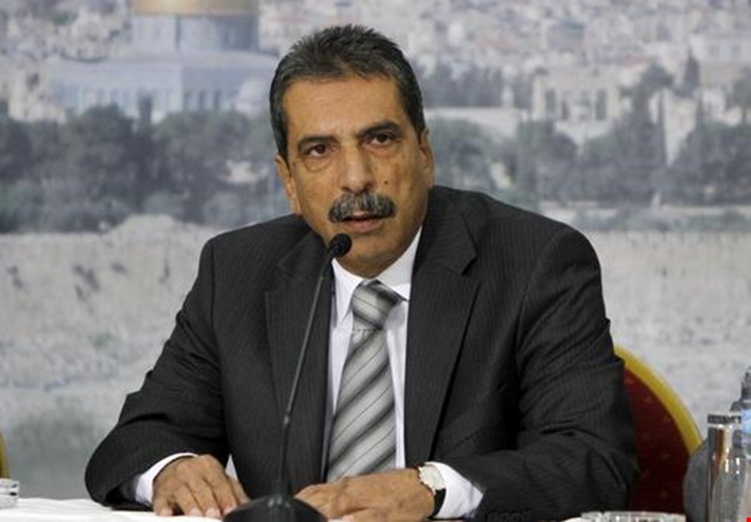 طالب بدعم حكومة اشتية