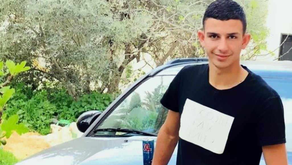 ويُطلق القنابل صوب الصحفيين