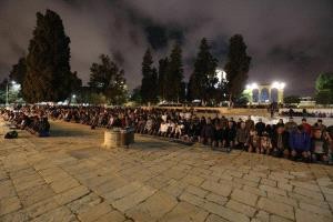 آلاف المصلين يؤدون  صلاة الفجر في رحاب الأقصى